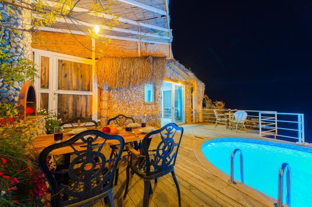 Kalkan Kızıltaş Mevkiinde Deniz Manzaralı Balayı Tatil Villası 