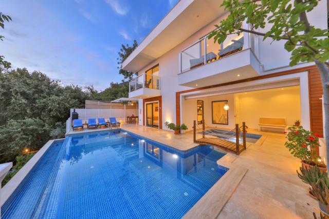 Kalkan Üzümlü Mevkiinde Korunaklı 4 Kişilik Tatil Villası 