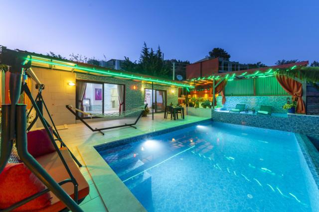 Kalkan İslamlar Köyünde Korunaklı Balayı Tatil Villası 