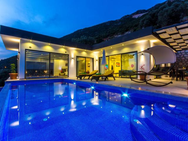 Kalkan Kördere Mevkiinde Korunaklı Balayı Tatil Villası