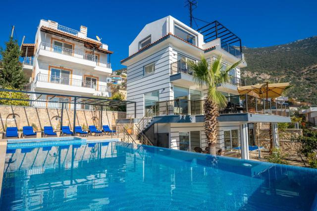 Kalkan Ortaalan Mevkiinde 5 Yatak Odalı Tatil Villası