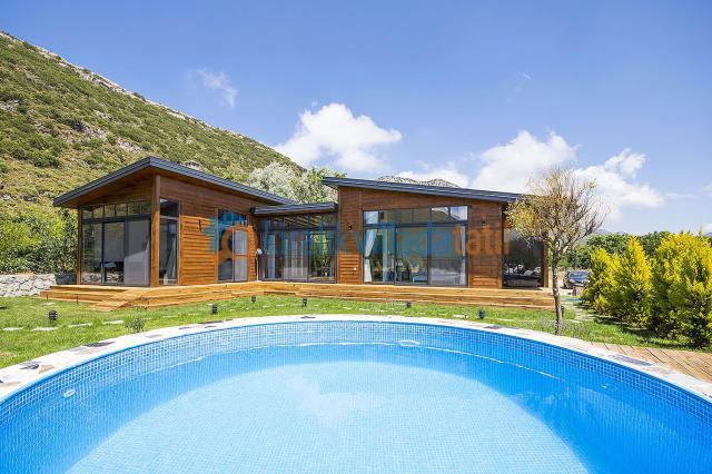 Bezirgan Köyde Modern Tarz Ahşap Balayı Villası