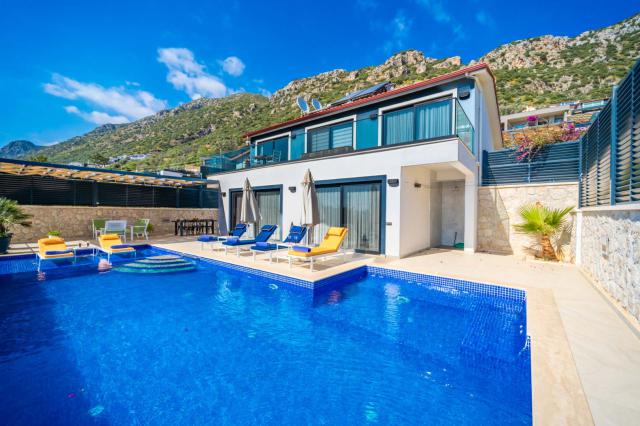 Kalkan Kördere Mevkiinde Deniz Manzaralı Lüks Tatil Villası