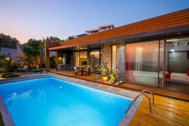 Kalkan Üzümlü Mevkiinde Muhafazakar Lüks Balayı Tatil Villası 