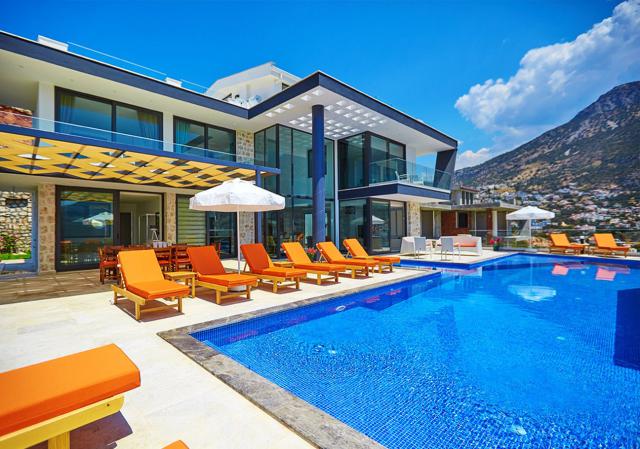 Kalkan Ortaalan Mevkiinde Deniz Manzaralı 10 Kişilik Tatil Villası 