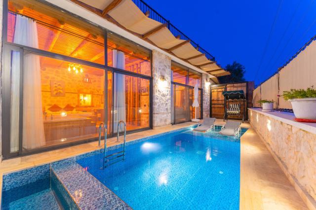 Kalkan Sarnıçbaşı Mevkiinde Korunaklı Balayı Tatil Villası 