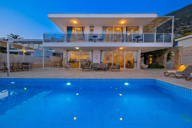 Kalkan Kızıltaş Mevkiinde Deniz Manzaralı 8 Kişilik Tatil Villası 