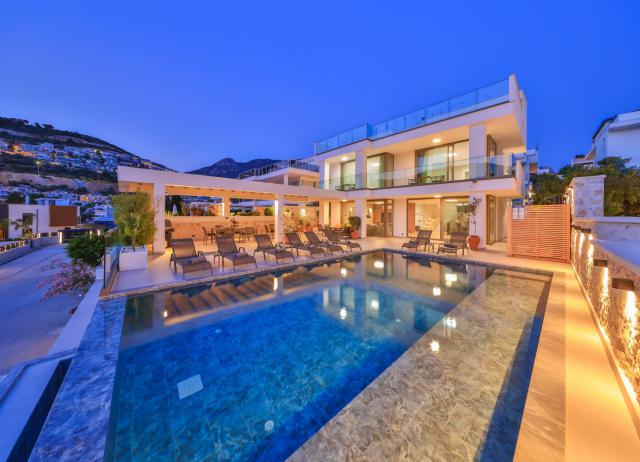 Kalkan Kalamar Mevkiinde Deniz Manzaralı 14 Kişilik Tatil Villası