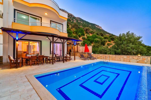 Kalkan Kördere Mevkiinde 8 Kişilik Korunaklı Tatil Villası 