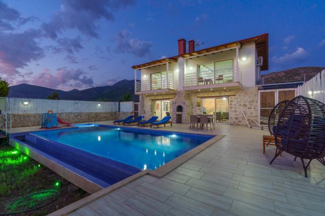 Kalkan Üzümlü Mevkiinde Muhafazakar 4 Kişlik Tatil Villası 