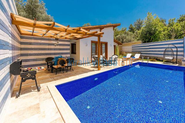 Kalkan İslamlar Mevkiinde Korunaklı Balayı Tatil Villası 
